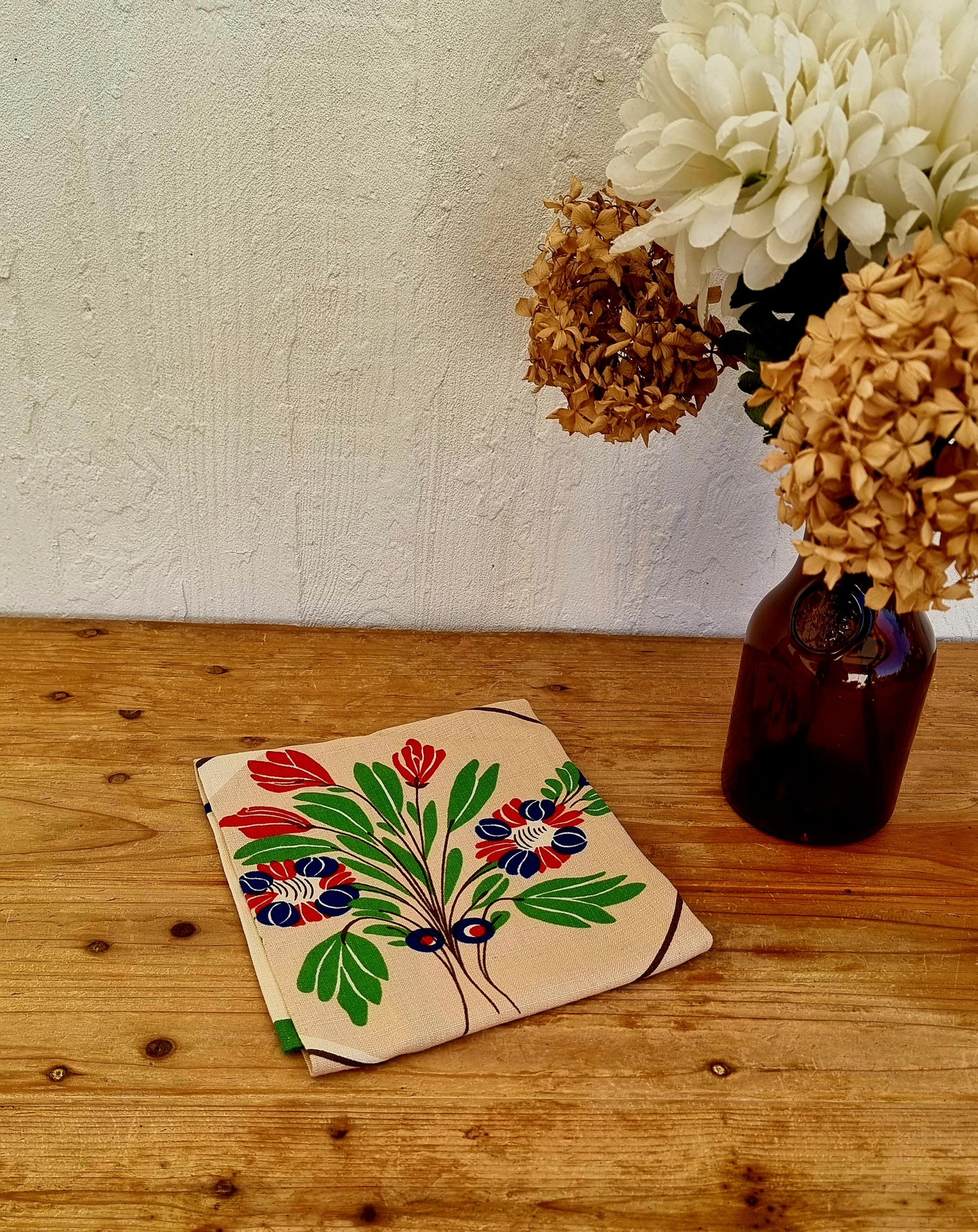 Torchon vintage neuf en coton et lin avec motif floral rouge vert et bleu et bordure verte
