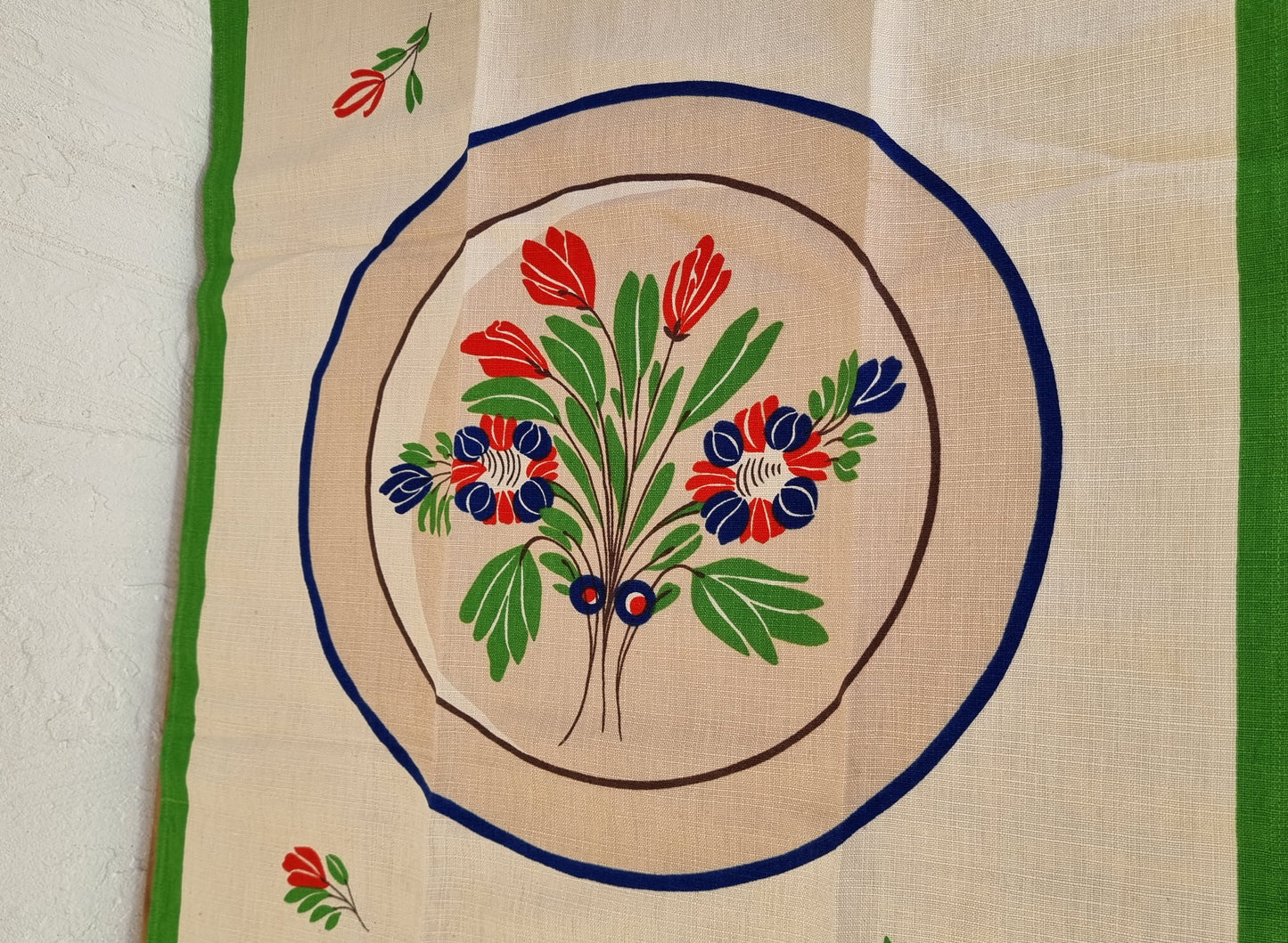 Torchon vintage neuf en coton et lin avec motif floral rouge vert et bleu et bordure verte