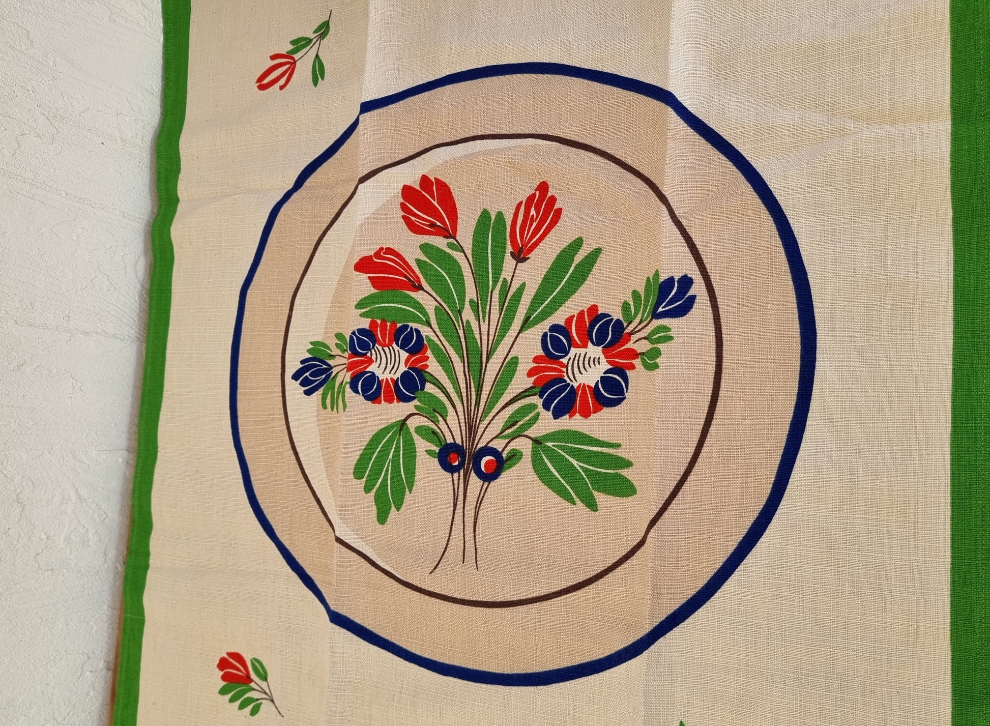 Torchon vintage neuf en coton et lin avec motif floral rouge vert et bleu et bordure verte