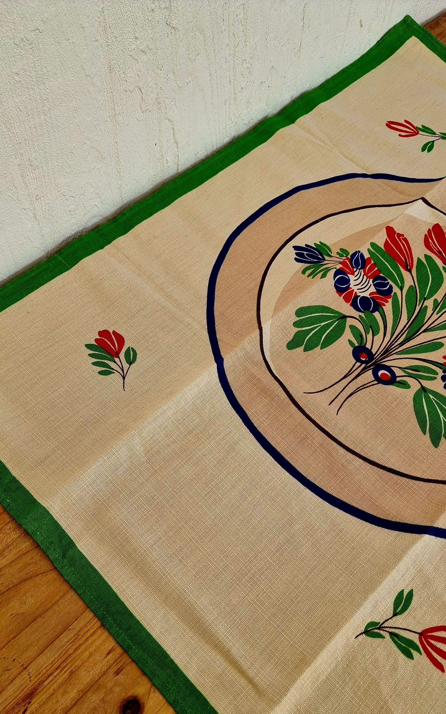 Torchon vintage neuf en coton et lin avec motif floral rouge vert et bleu et bordure verte