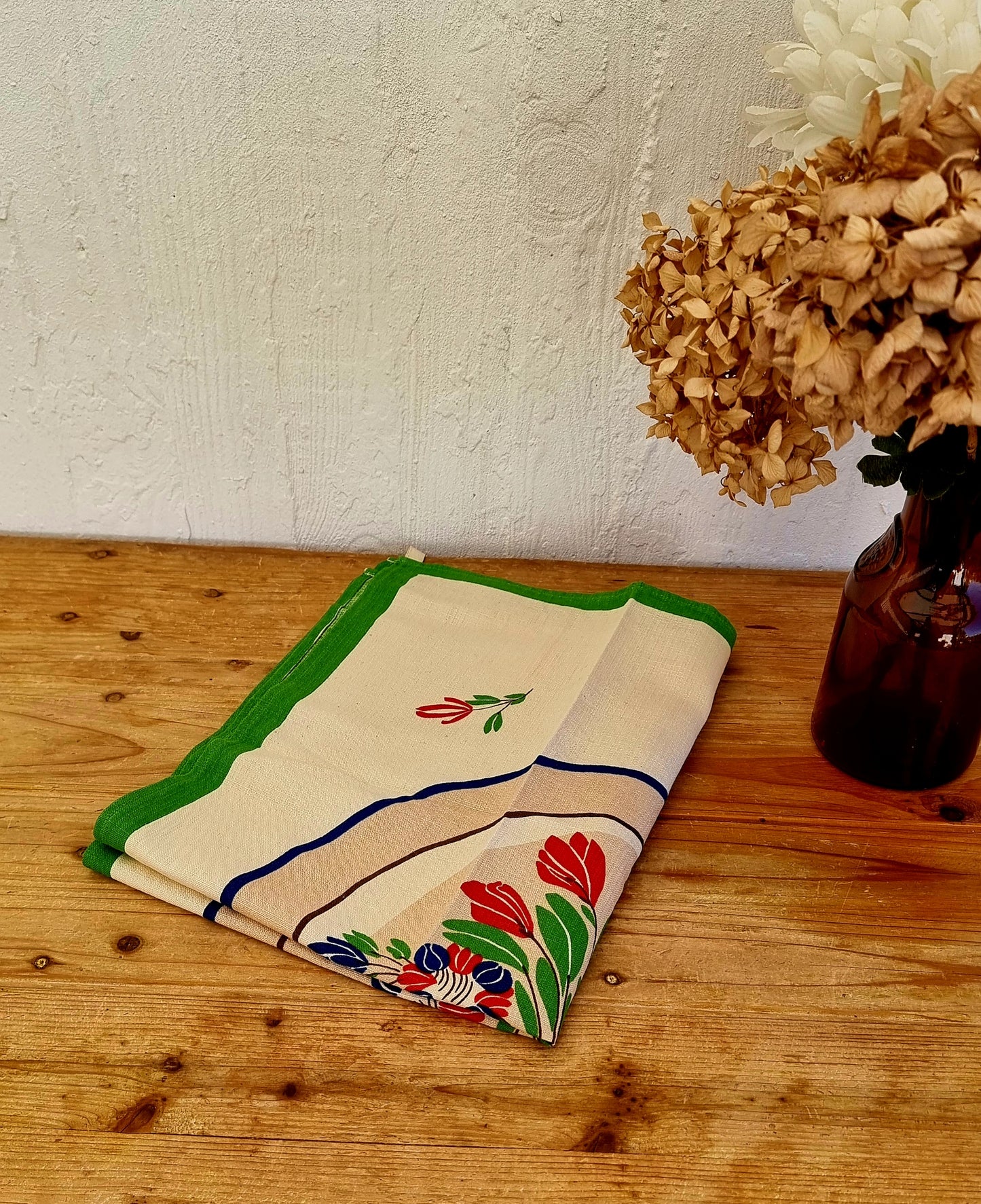 Torchon vintage neuf en coton et lin avec motif floral rouge vert et bleu et bordure verte