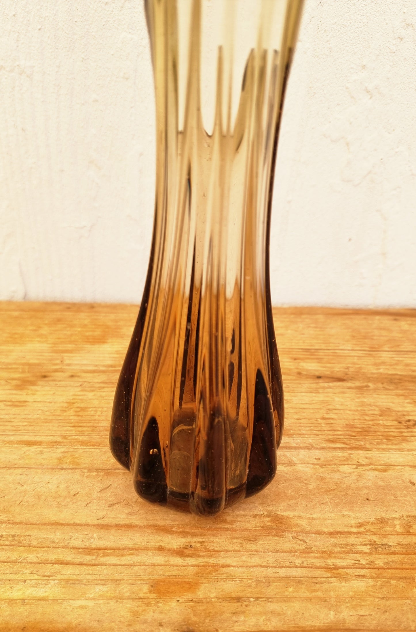 Vase soliflore vintage en verre soufflé fumé des années 70 au design sculptural et organique