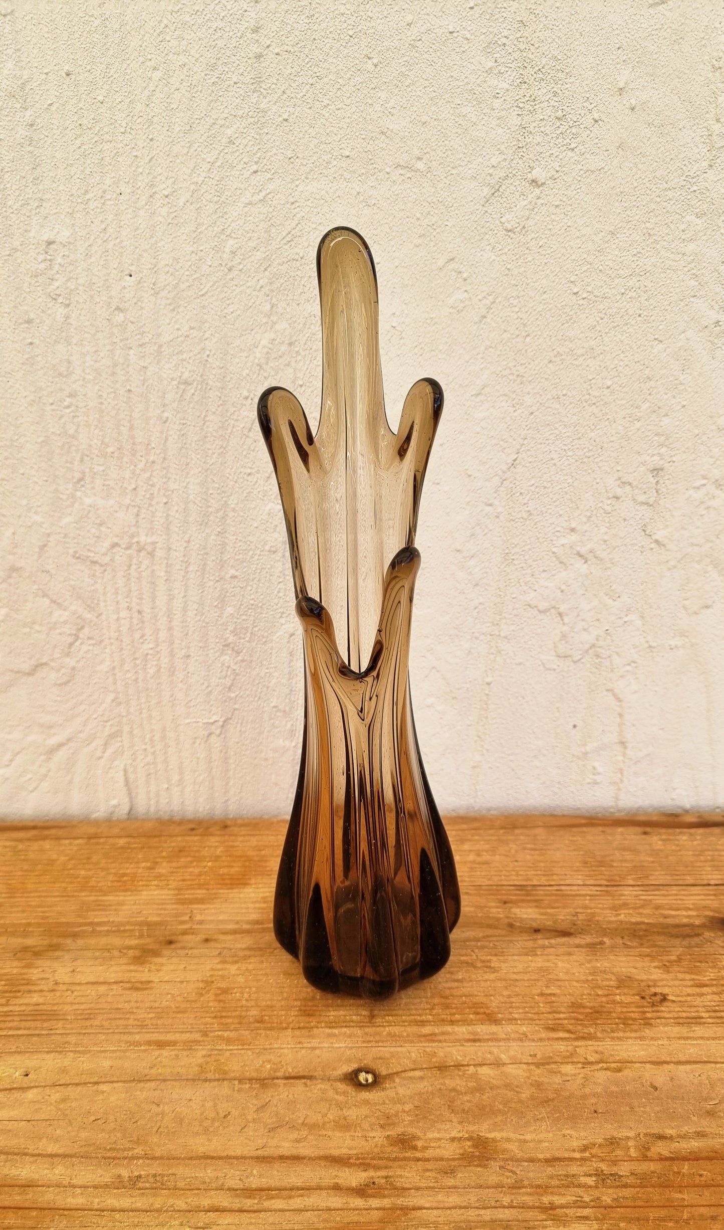 Vase soliflore vintage en verre soufflé fumé des années 70 au design sculptural et organique