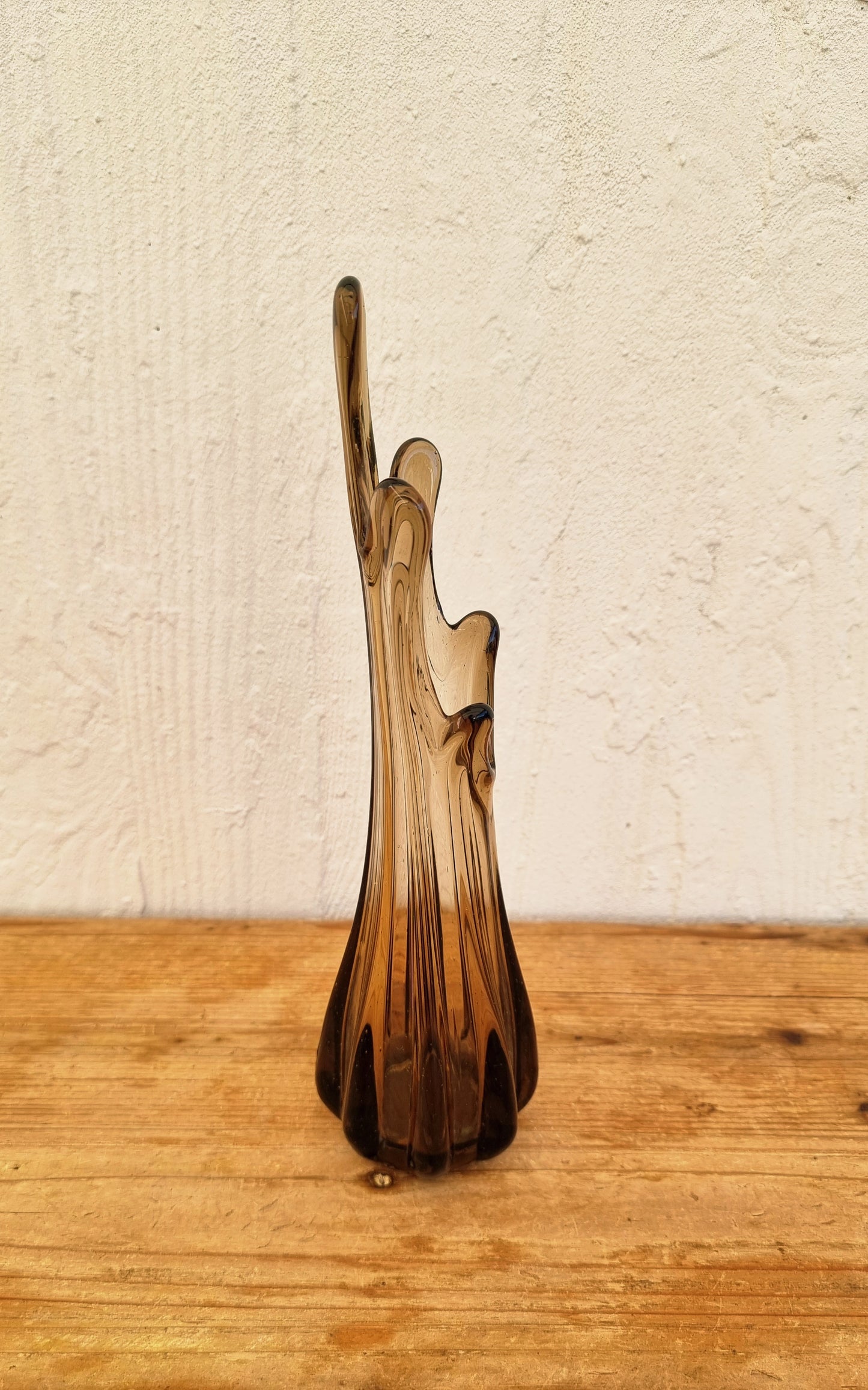 Vase soliflore vintage en verre soufflé fumé des années 70 au design sculptural et organique