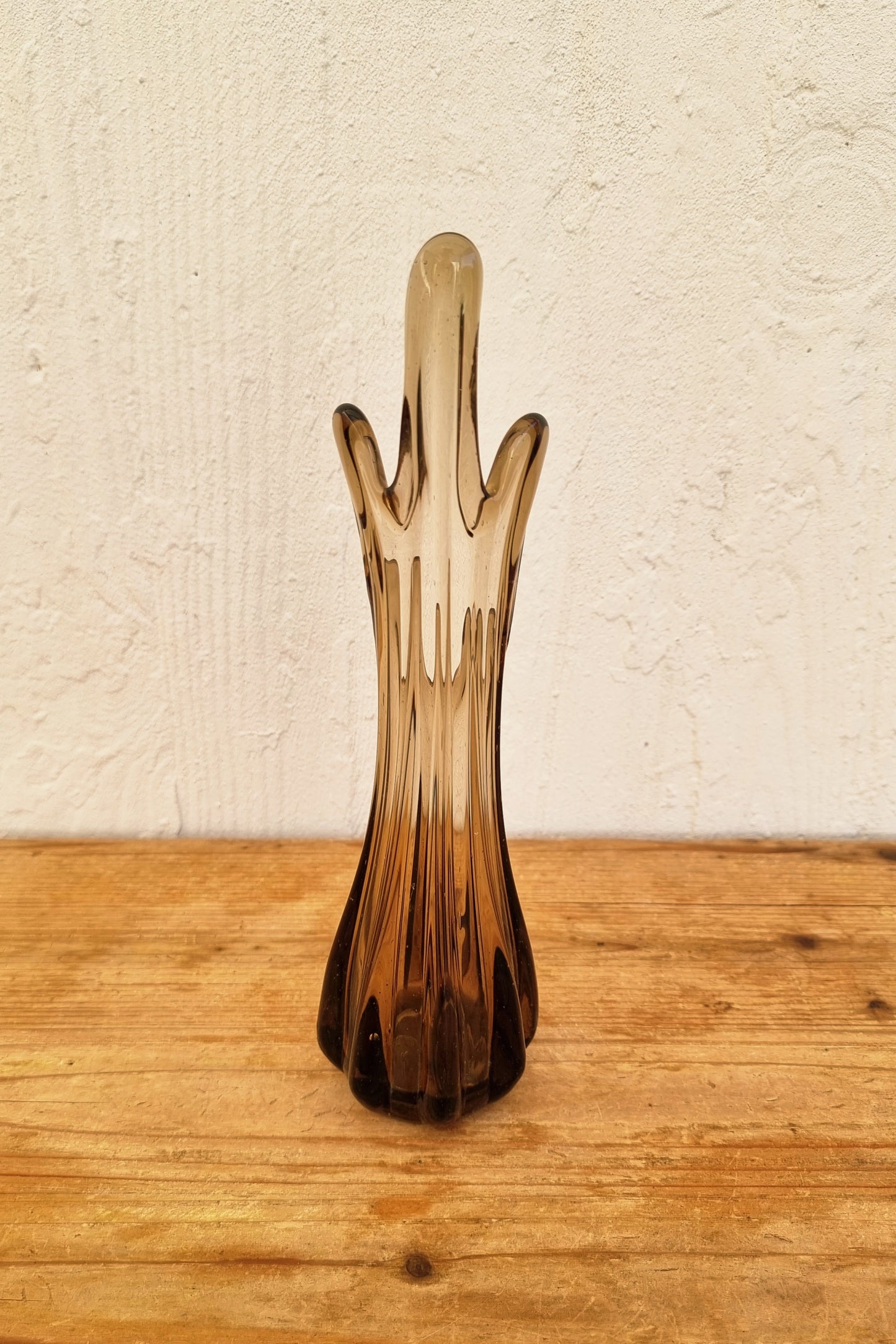 Vase soliflore vintage en verre soufflé fumé des années 70 au design sculptural et organique