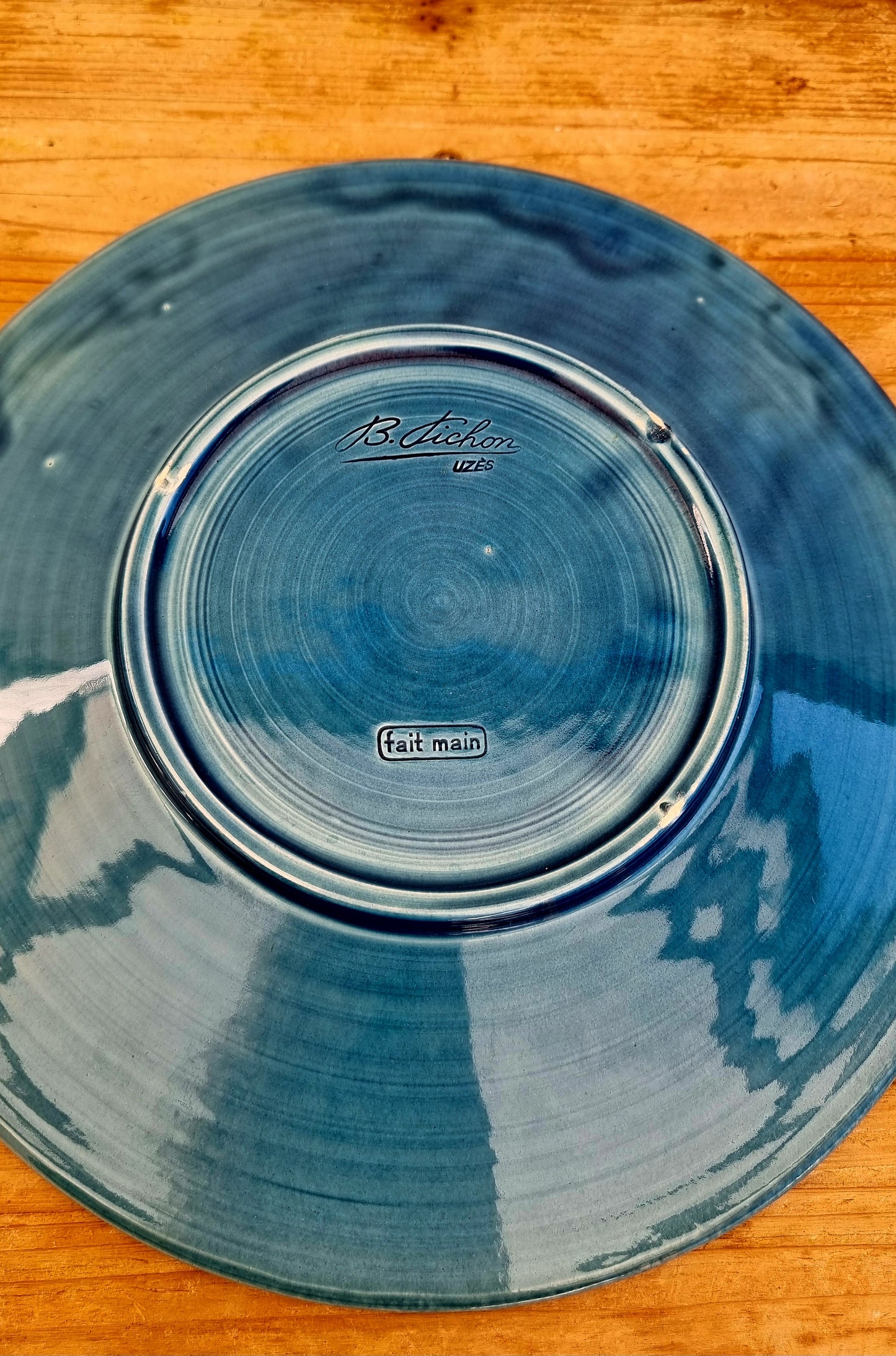 Grande assiette de présentation Pichon Uzès Louis XVI Perlé bleu profond en céramique artisanale fait main