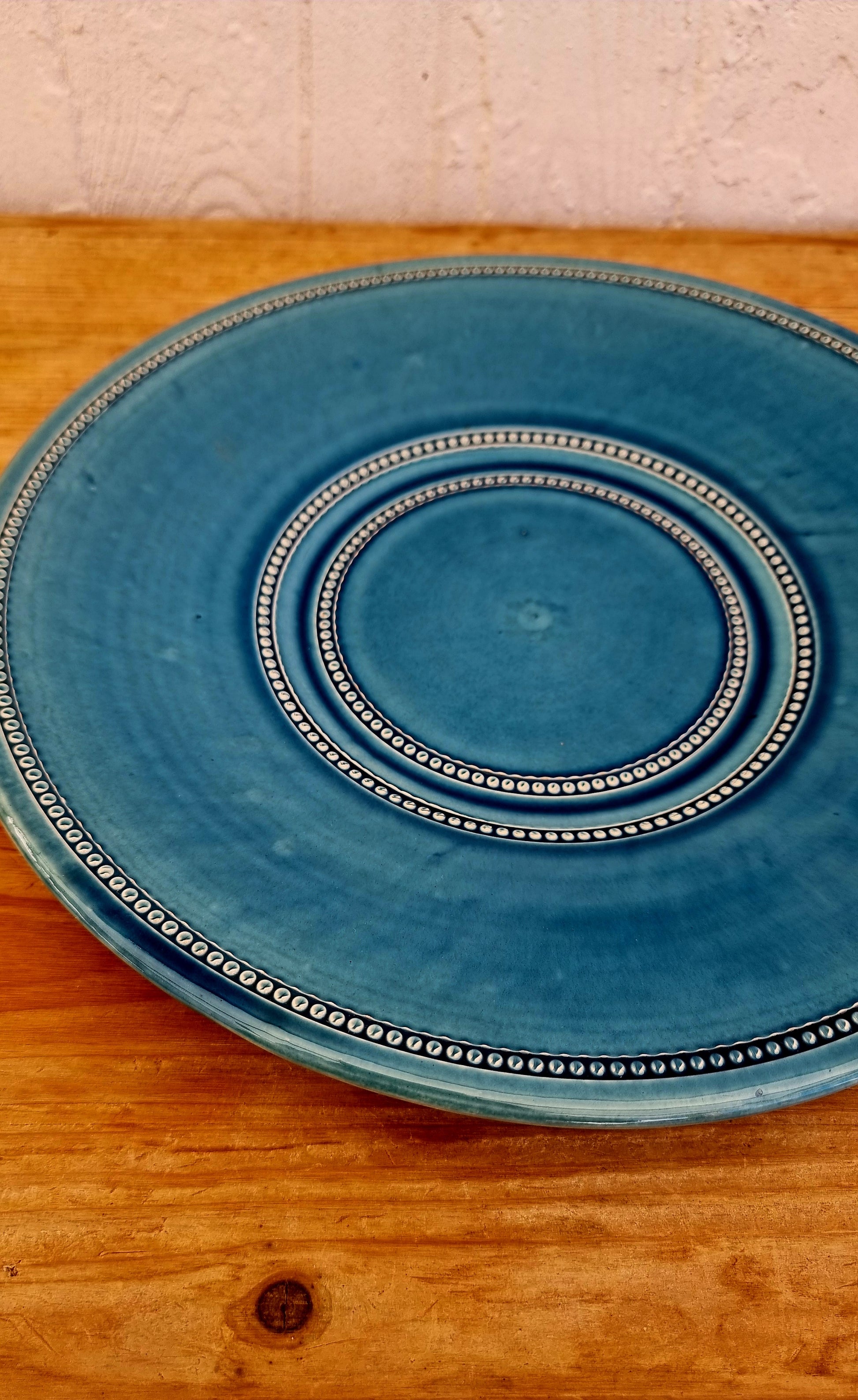 Grande assiette de présentation Pichon Uzès Louis XVI Perlé bleu profond en céramique artisanale fait main