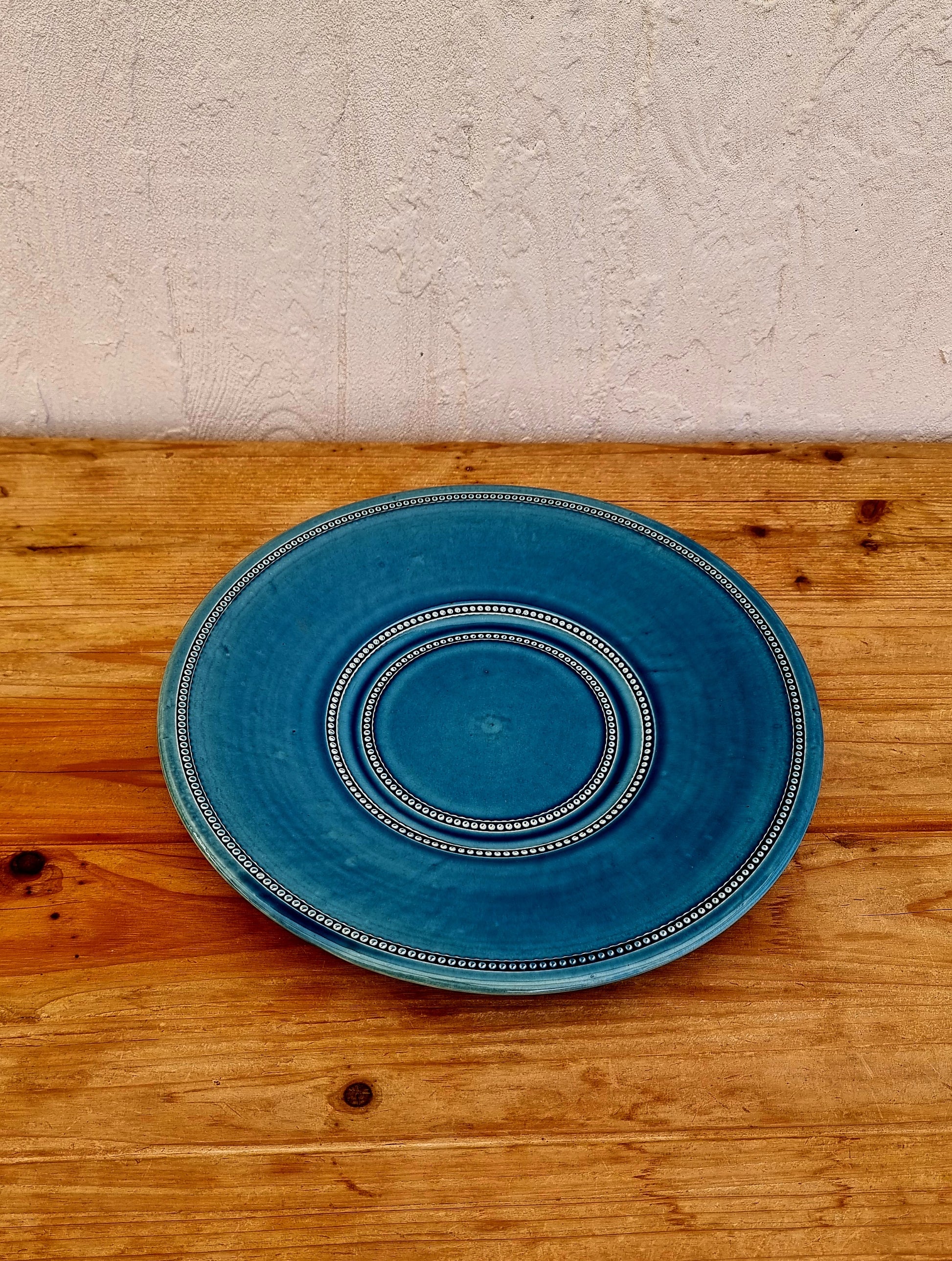 Grande assiette de présentation Pichon Uzès Louis XVI Perlé bleu profond en céramique artisanale fait main
