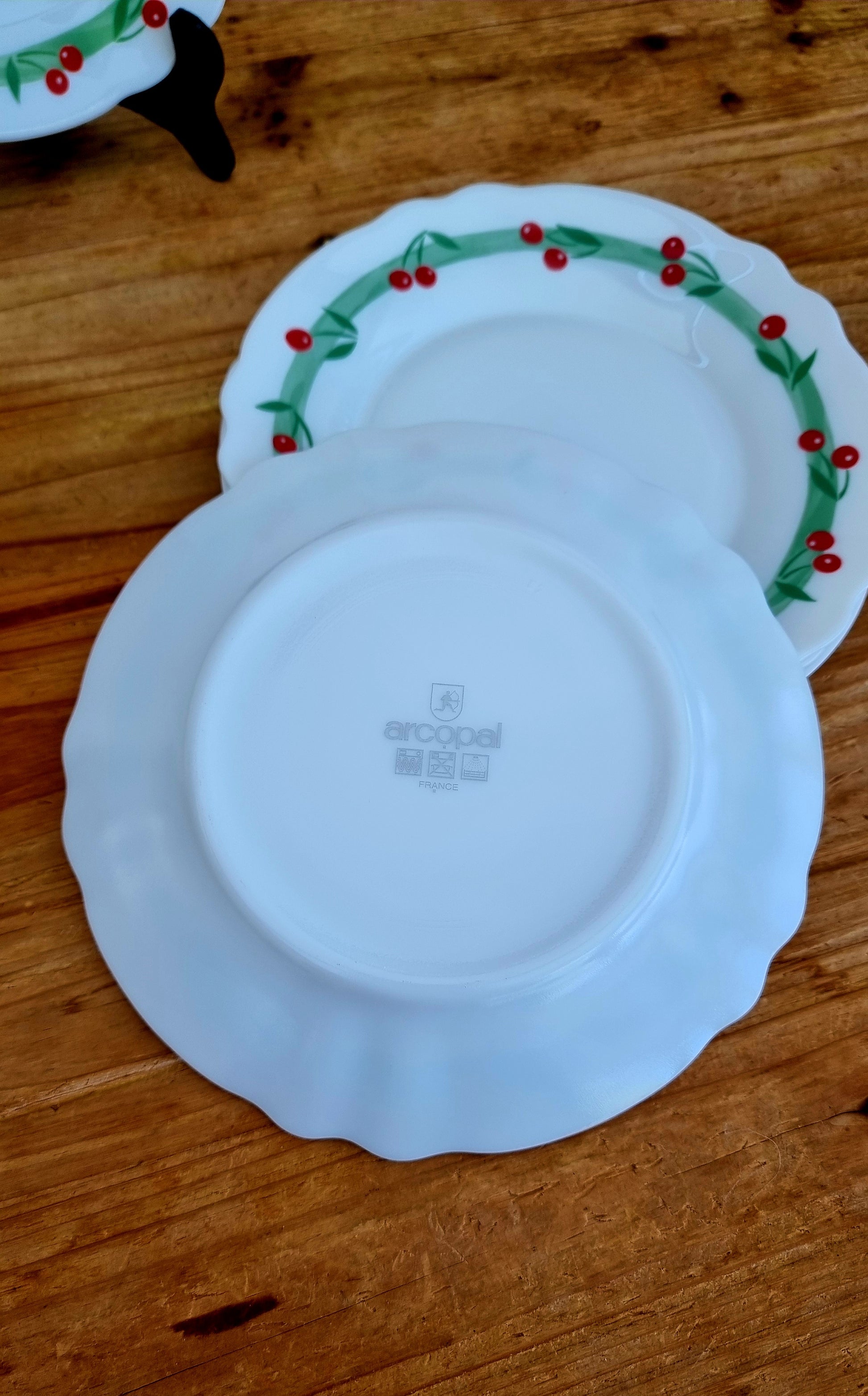 Assiette à dessert Arcopal Cerises vintage années 70 diamètre 19,5 cm