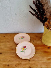 Charger l&#39;image dans la galerie, Lot de 5 assiettes à desserts Digoin Sarreguemines rose numérotée 9485 les kitscheries brocante en ligne
