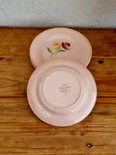 Charger l&#39;image dans la galerie, Lot de 5 assiettes à desserts Digoin Sarreguemines rose numérotée 9485 les kitscheries brocante en ligne
