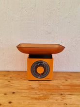 Charger l&#39;image dans la galerie, Balance orange Terraillon 5kg vintage les kitscheries brocante en ligne
