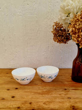 Charger l&#39;image dans la galerie, 2 bols Arcopal Myosotis les kitscheries brocante en ligne
