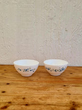 Charger l&#39;image dans la galerie, 2 bols Arcopal Myosotis les kitscheries brocante en ligne

