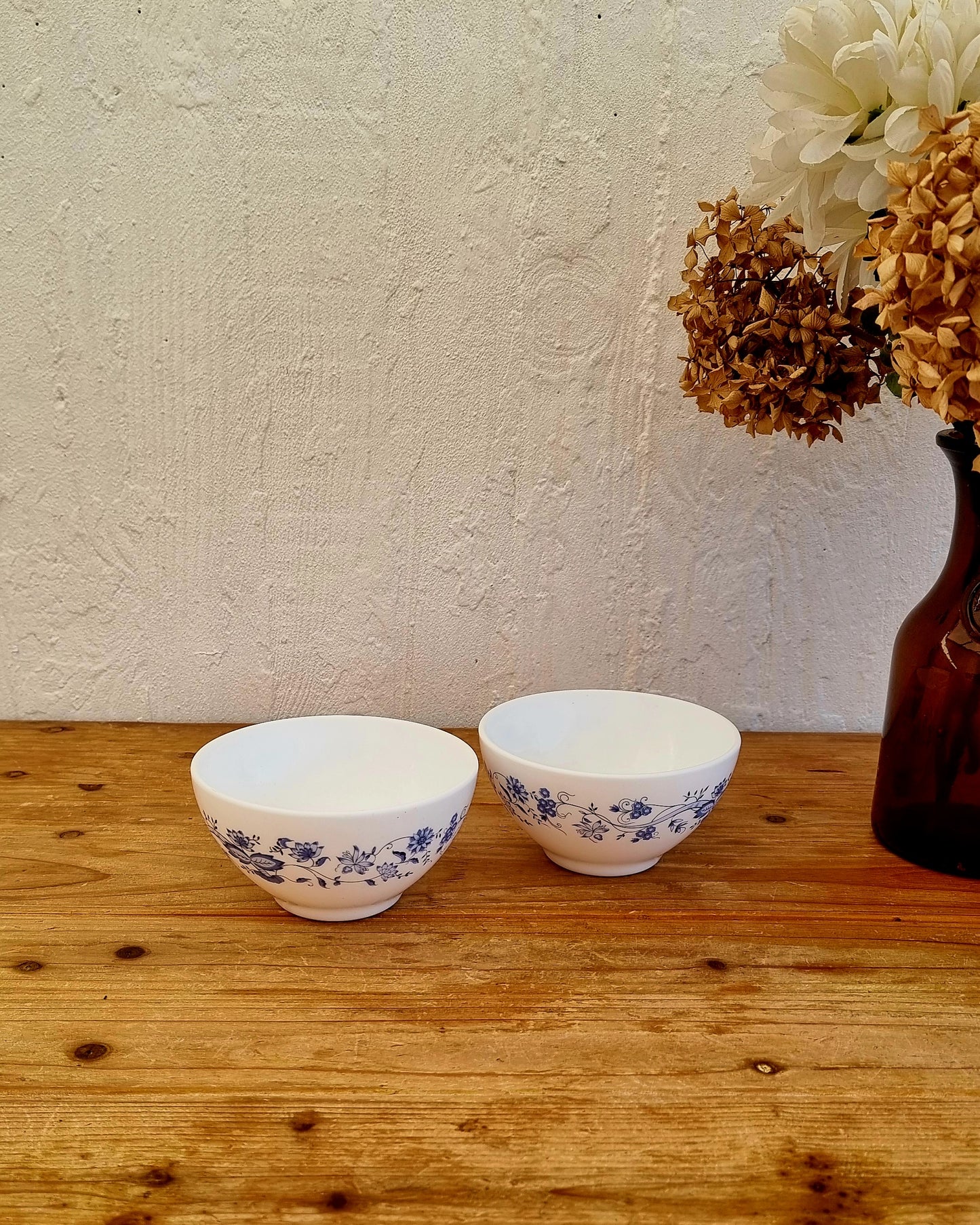 Lot de 2 bols Arcopal modèle Aster décor fleurs bleues vintage