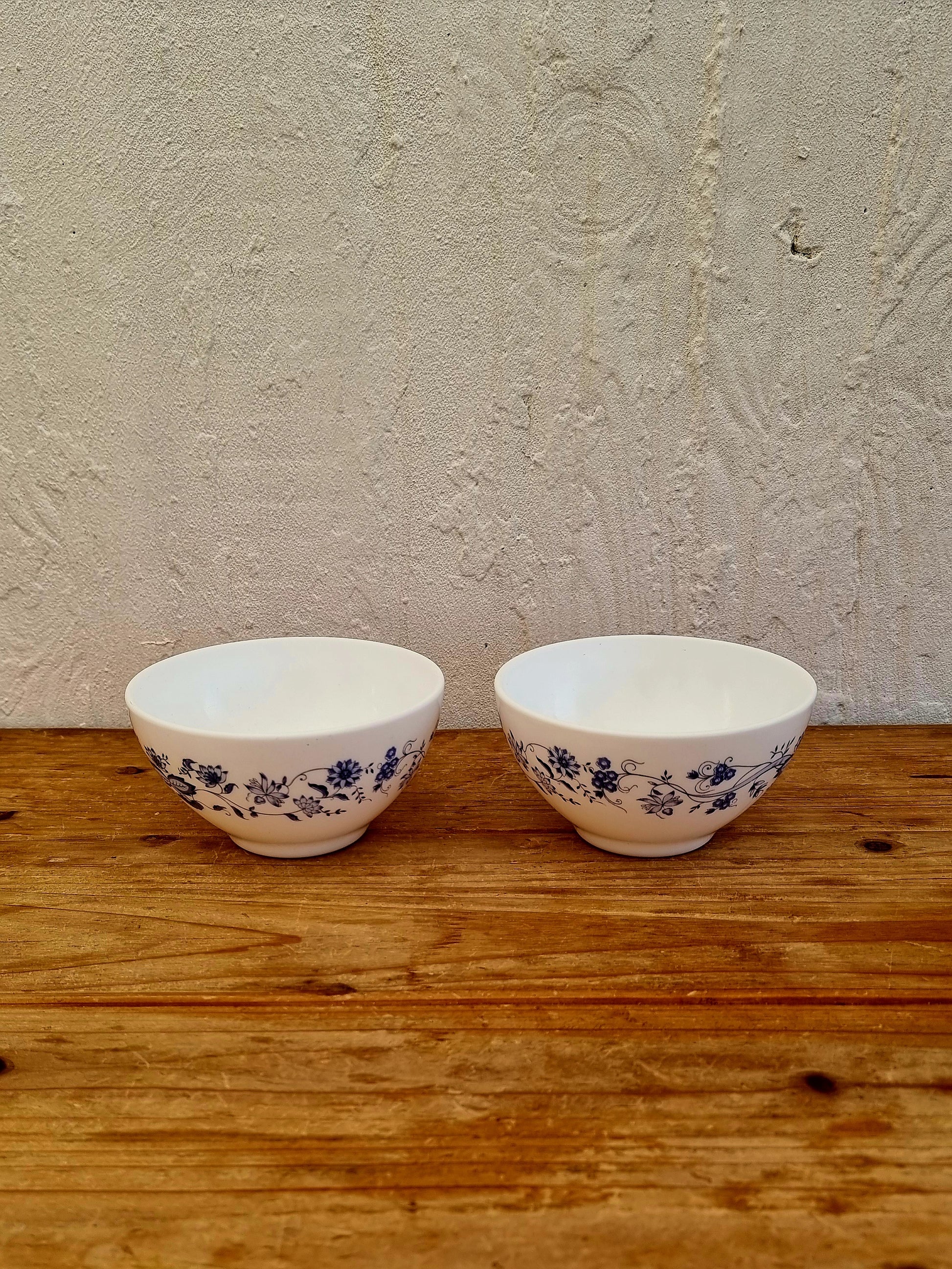 Lot de 2 bols Arcopal modèle Aster décor fleurs bleues vintage