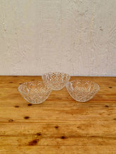 Charger l&#39;image dans la galerie, Lot de 3 coupelles en verre vintage ciselé les kitscheries brocante en ligne
