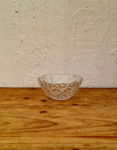 Charger l&#39;image dans la galerie, Lot de 3 coupelles en verre vintage ciselé les kitscheries brocante en ligne
