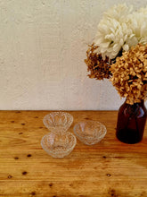 Charger l&#39;image dans la galerie, Lot de 3 coupelles en verre vintage ciselé les kitscheries brocante en ligne
