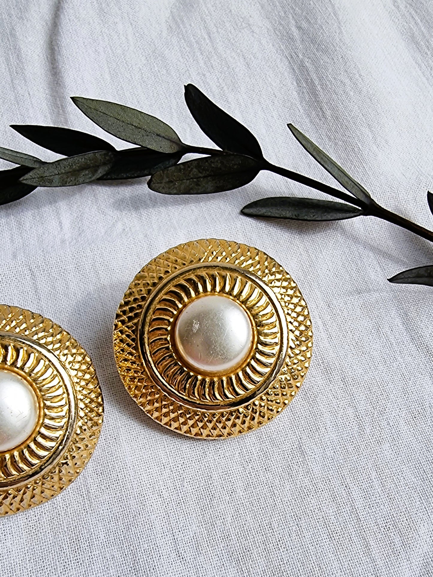 Boucles d’oreilles vintage dorées perle nacrée clip années 80