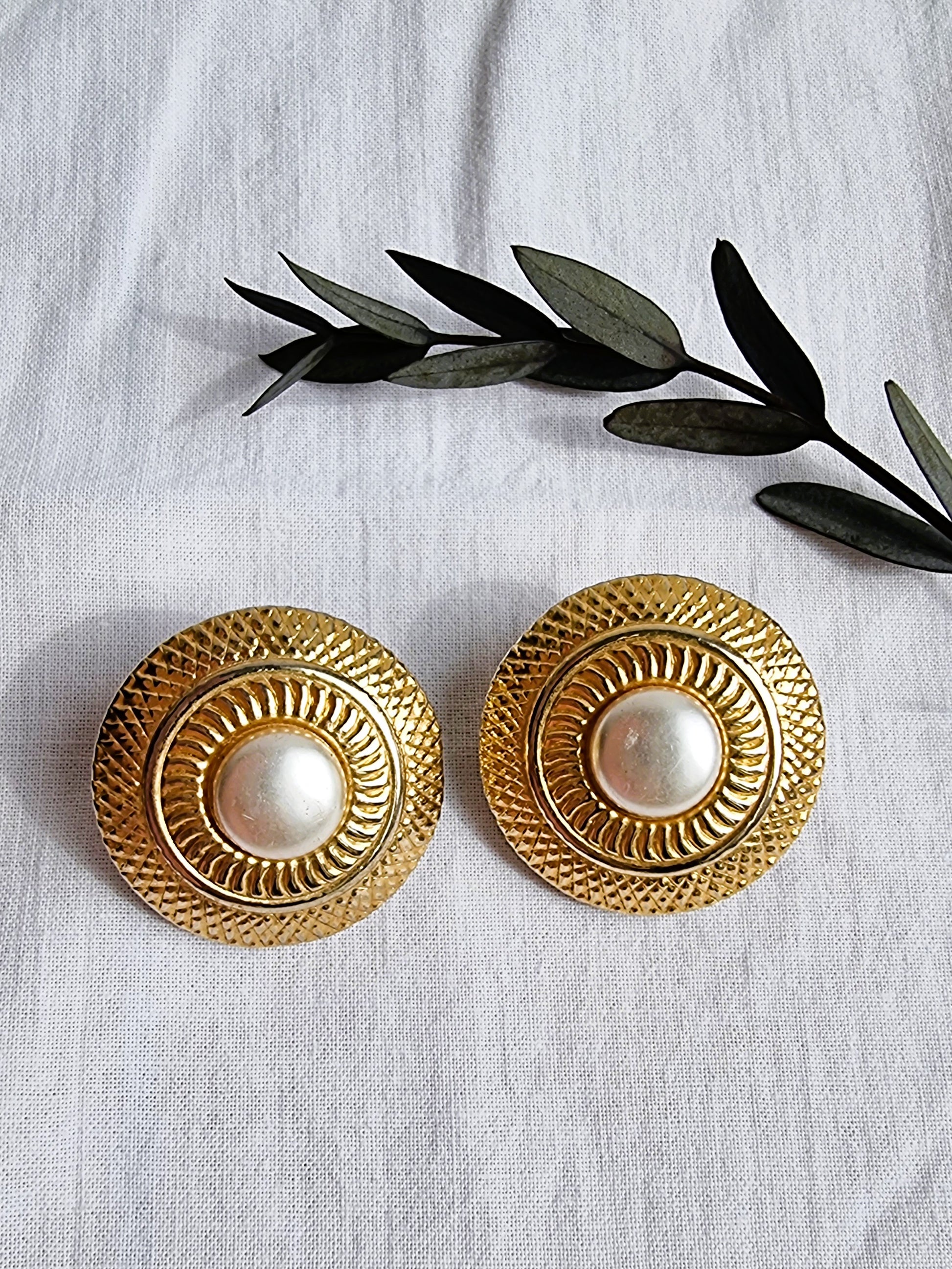 Boucles d’oreilles vintage dorées perle nacrée clip années 80