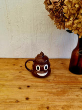 Charger l&#39;image dans la galerie, Tasse Emoji crotte kitsch brocante en ligne les kitscheries 
