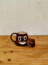 Charger l&#39;image dans la galerie, Tasse Emoji crotte kitsch brocante en ligne les kitscheries 
