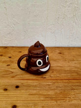 Charger l&#39;image dans la galerie, Tasse Emoji crotte kitsch brocante en ligne les kitscheries 
