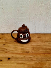 Charger l&#39;image dans la galerie, Tasse Emoji crotte kitsch brocante en ligne les kitscheries 
