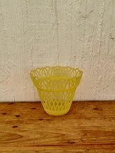 Charger l&#39;image dans la galerie, Cache-pot jaune vintage plastique les kitscheries brocante en ligne
