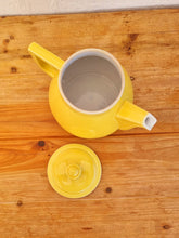 Charger l&#39;image dans la galerie, Cafetière en céramique jaune vintage les kitscheries brocante en ligne
