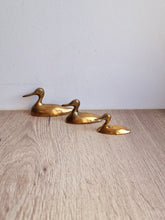 Charger l&#39;image dans la galerie, 3 canards en laiton vintage les kitscheries brocante en ligne
