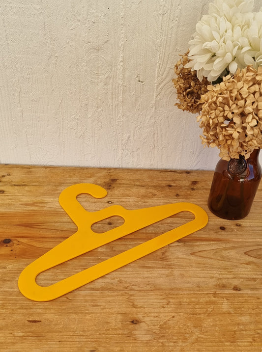 Cintre vintage jaune en plastique rigide des années 70, design rétro pour déco ou penderie. les kitscheries brocante en ligne