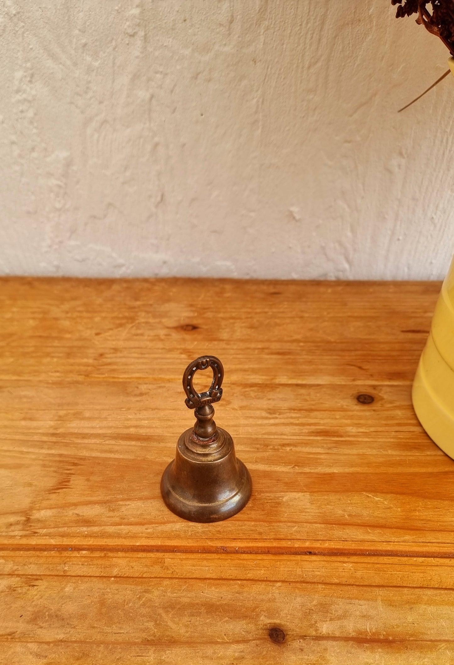 cloche laiton vintage poignée fer à cheval Good Luck brocante