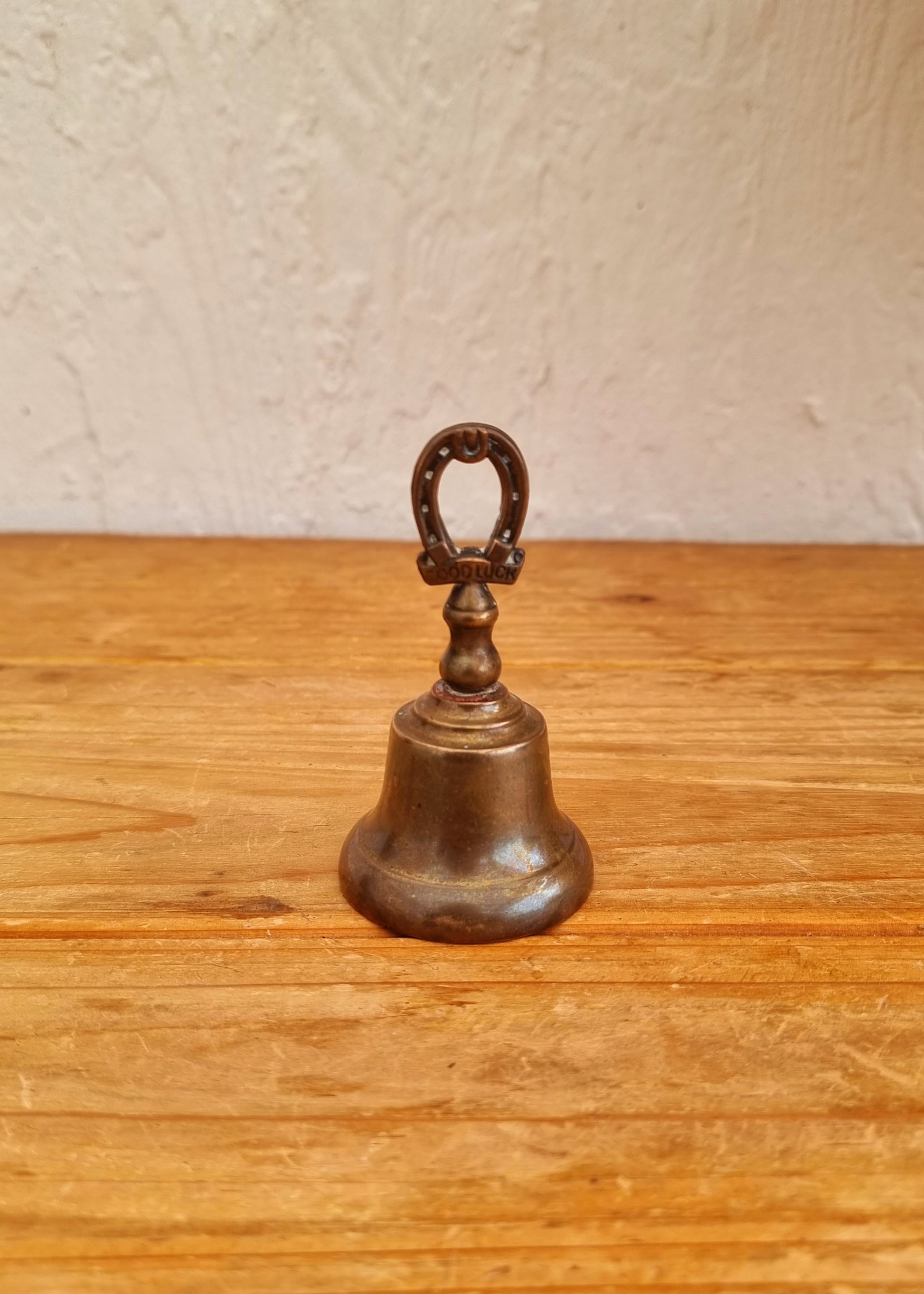 cloche laiton vintage poignée fer à cheval Good Luck brocante