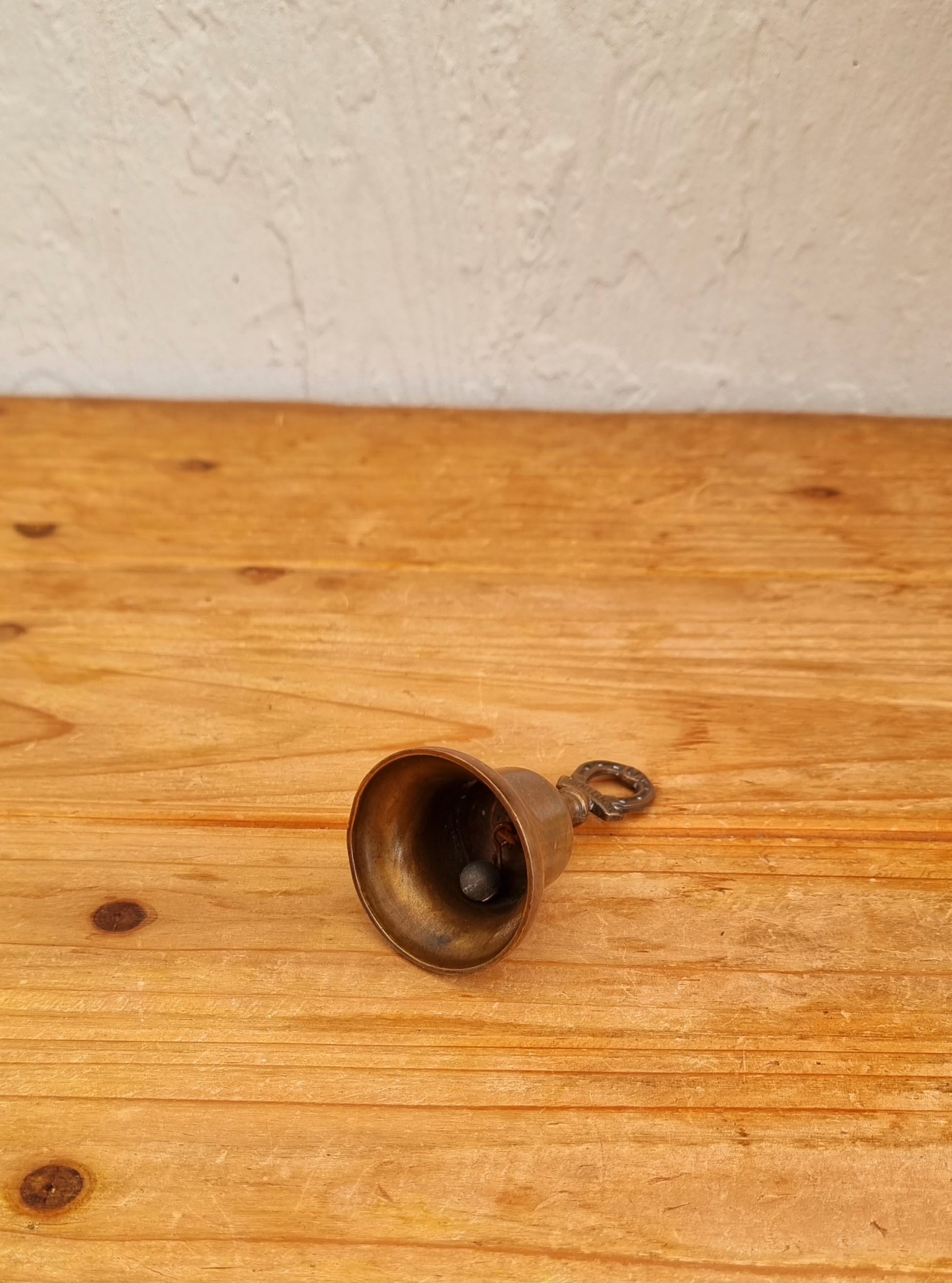 cloche laiton vintage poignée fer à cheval Good Luck brocante