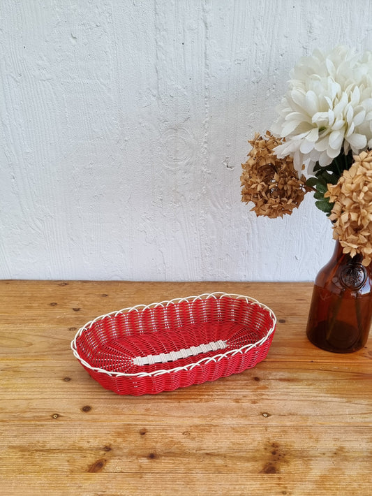 Corbeille vintage ovale en plastique tressé scoubidou rouge et blanc, design rétro années 70, 33 x 18 cm. les kitscheries brocante en ligne