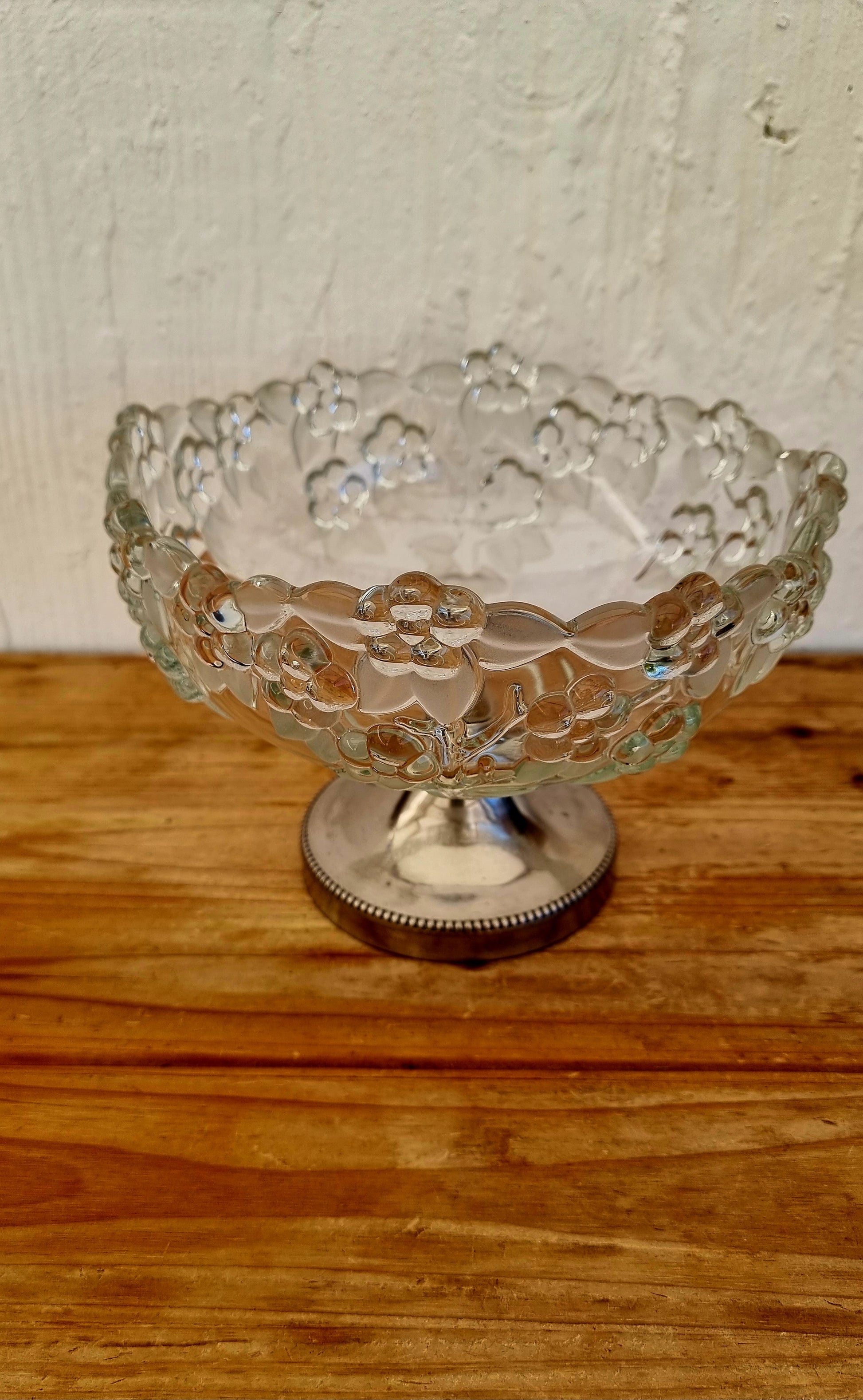 Coupe à fruits en verre vintage à décor floral sur pied en métal