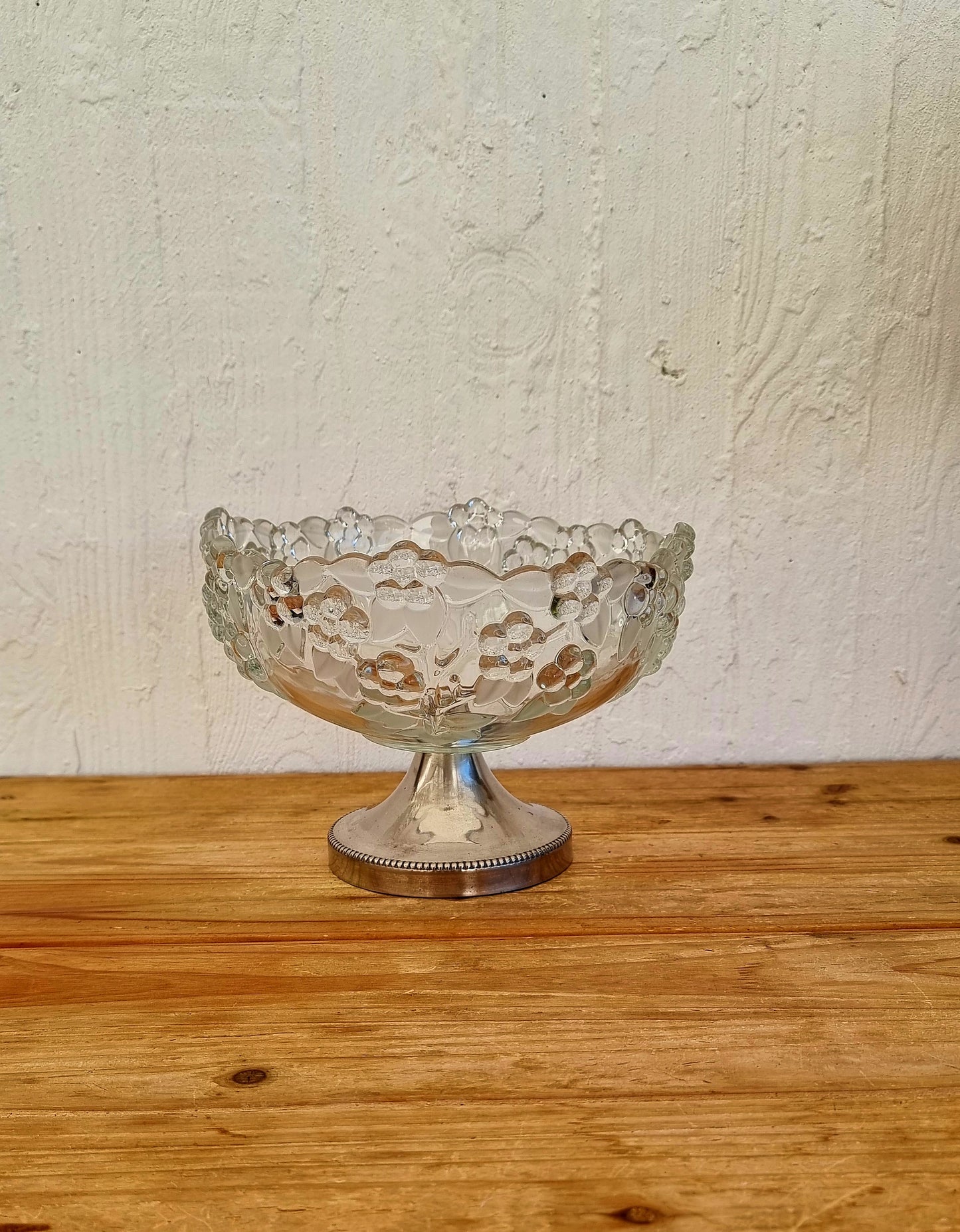 Coupe à fruits en verre vintage à décor floral sur pied en métal