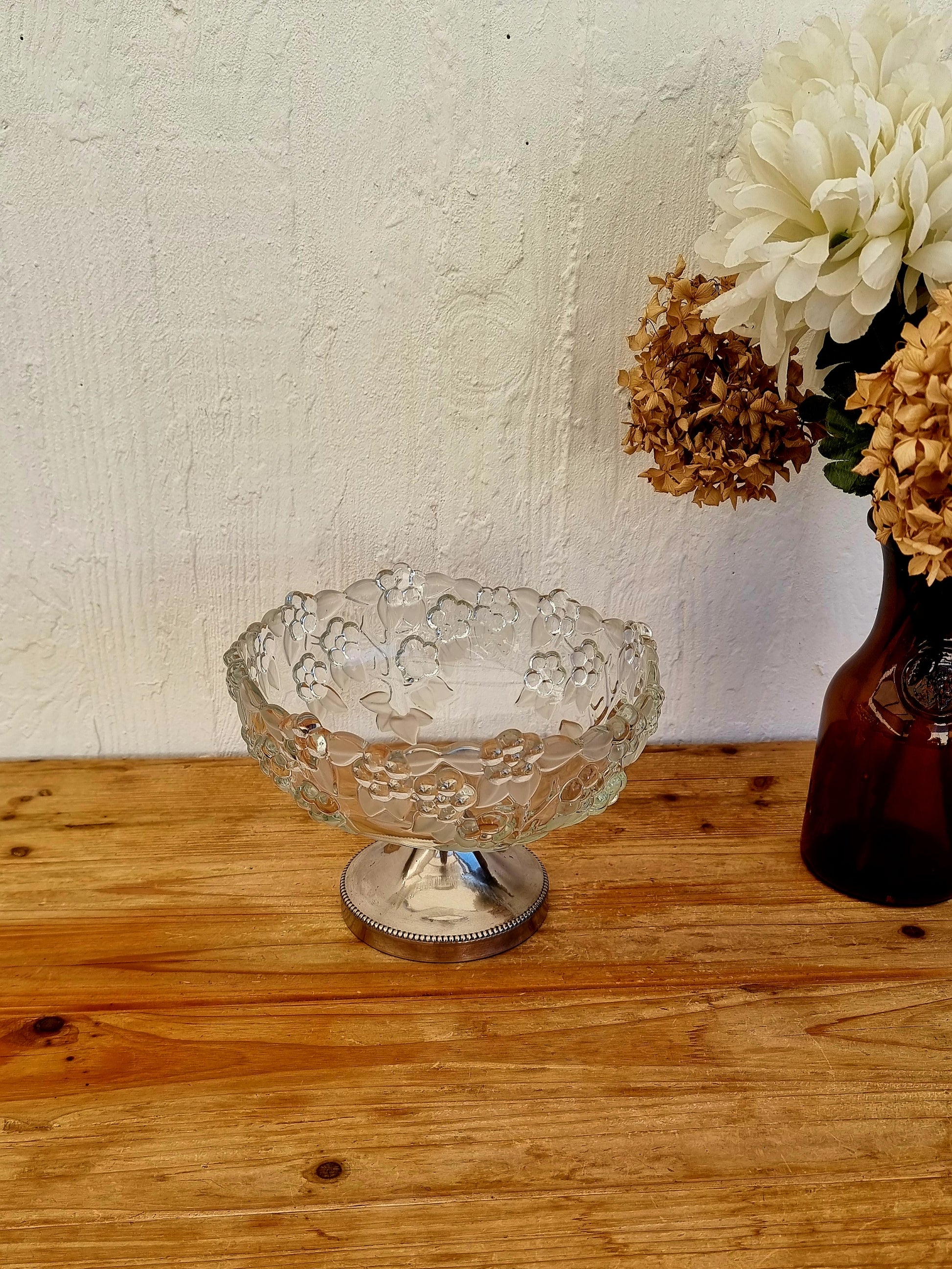 Coupe à fruits en verre vintage à décor floral sur pied en métal