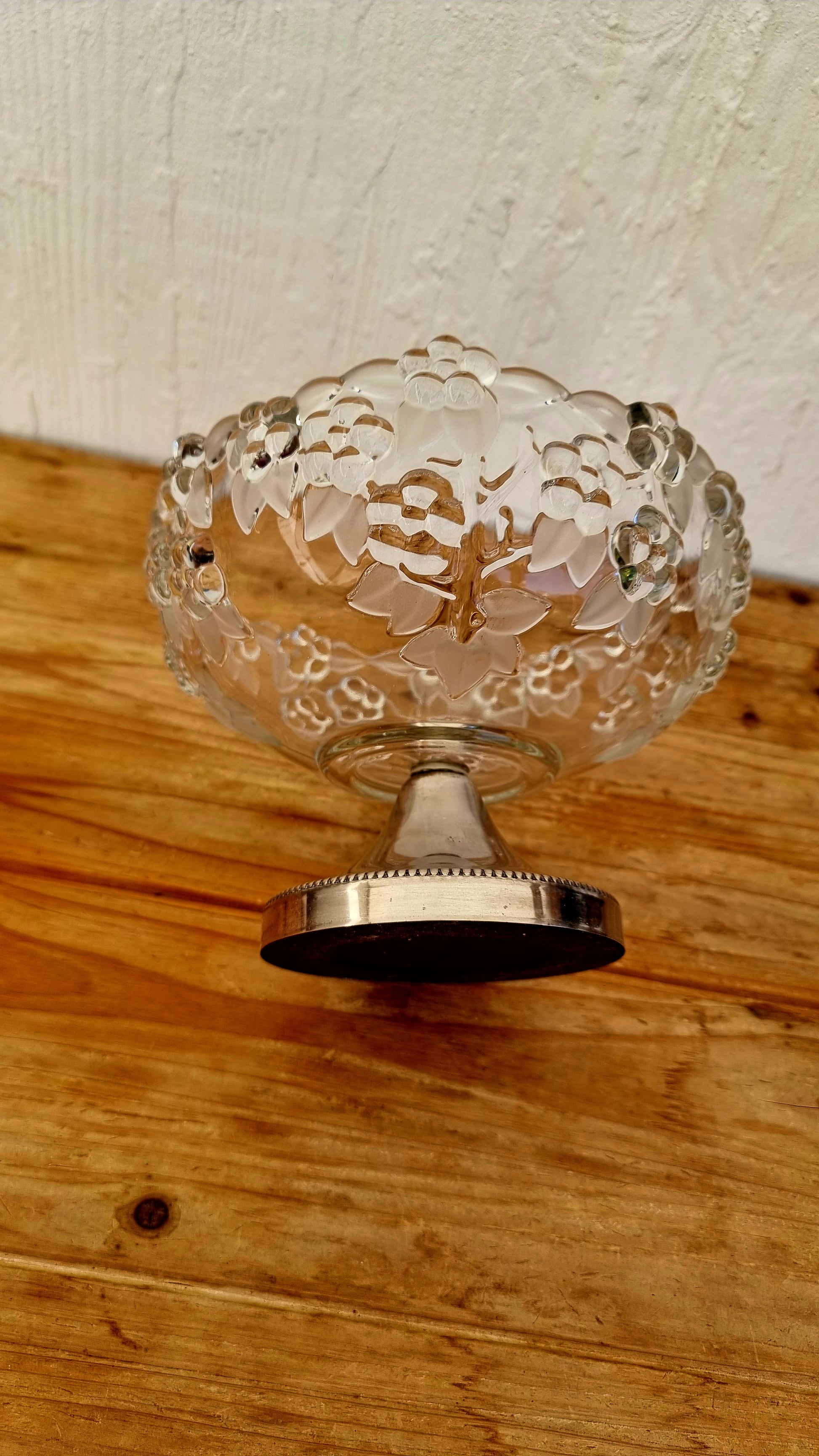 Coupe à fruits en verre vintage à décor floral sur pied en métal