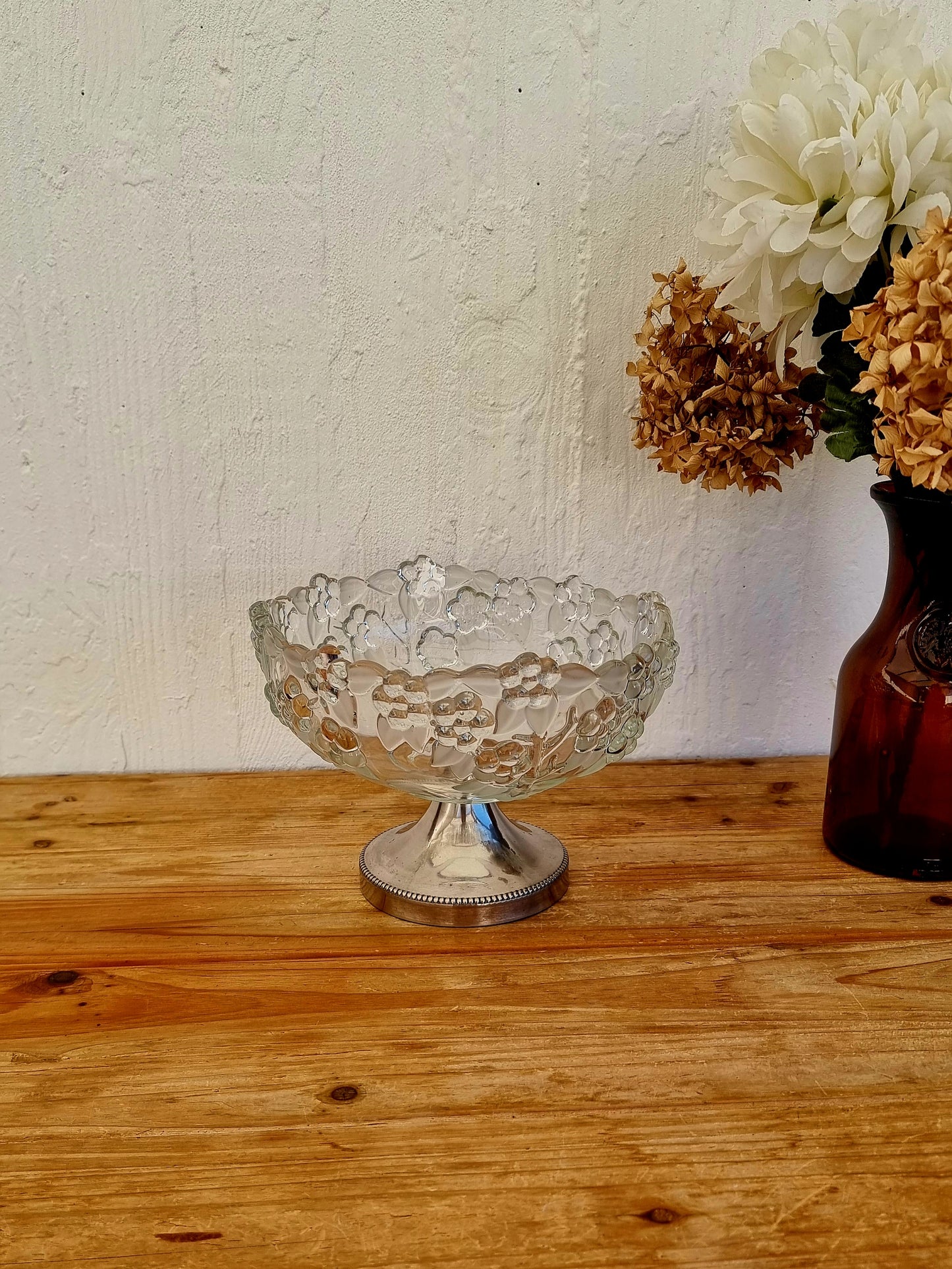 Coupe à fruits en verre vintage à décor floral sur pied en métal