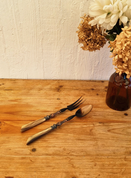 Couverts de service vintage en corne et métal travaillé