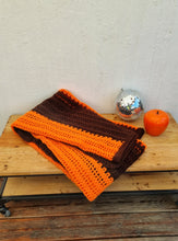 Charger l&#39;image dans la galerie, Plaid en crochet orange et marron 70&#39;s les kitscheries brocante en ligne
