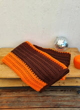 Charger l&#39;image dans la galerie, Plaid en crochet orange et marron 70&#39;s les kitscheries brocante en ligne
