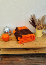 Charger l&#39;image dans la galerie, Plaid en crochet orange et marron 70&#39;s les kitscheries brocante en ligne
