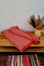 Charger l&#39;image dans la galerie, Plaid en crochet vintage rouge rose damier les kitscheries brocante en ligne
