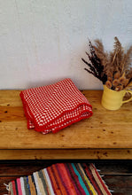 Charger l&#39;image dans la galerie, Plaid en crochet vintage rouge rose damier les kitscheries brocante en ligne
