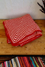 Charger l&#39;image dans la galerie, Plaid en crochet vintage rouge rose damier les kitscheries brocante en ligne
