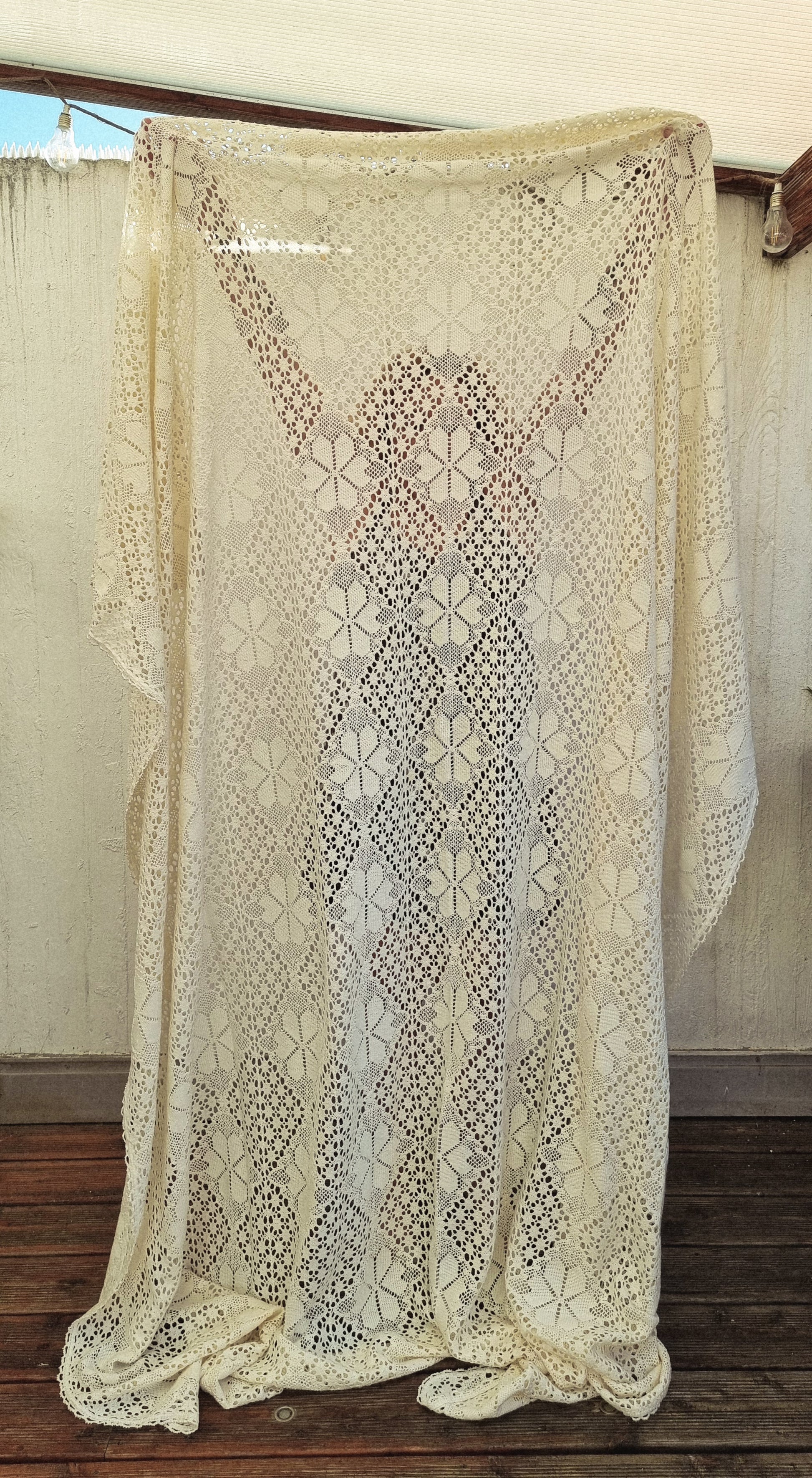 Couvre lit ancien en dentelle du Velay écru grand format 246 x 204 cm